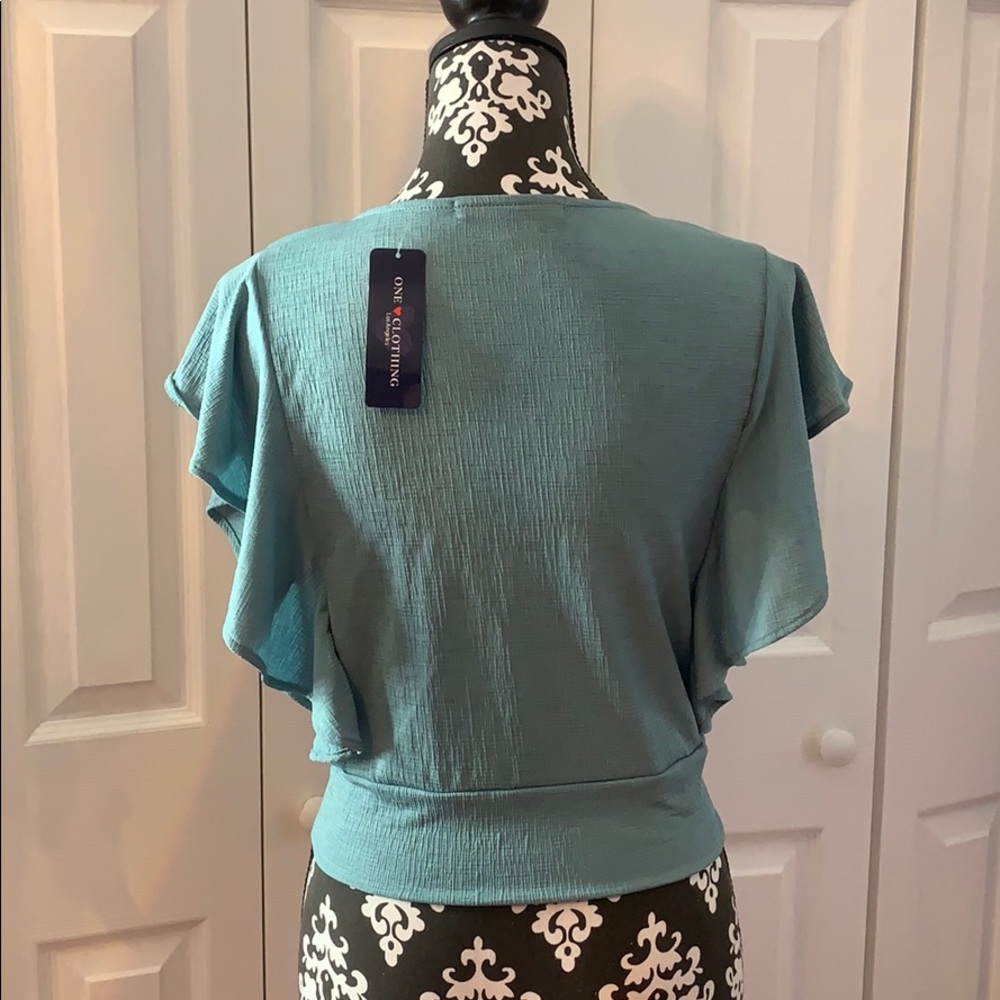 4/$30 One ❤️ Love Ruffled Top Size Large - Picture 3 of 4